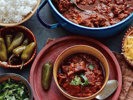 Foto do prato - chili com carne cozida em um caldeirão