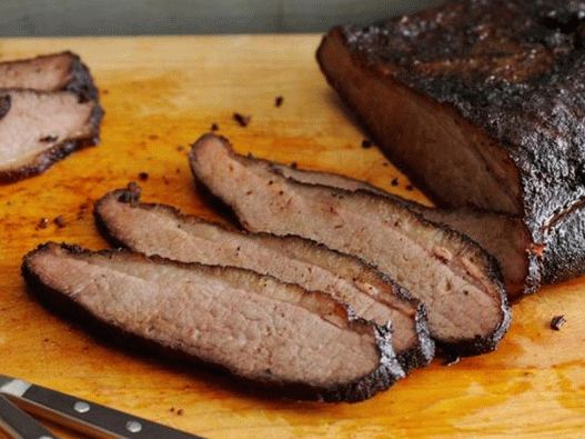 Peito de carne defumado com molho de cerveja de churrasco