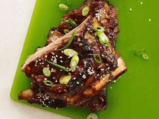 Costelas de porco apimentadas com cobertura do molho Hoisin