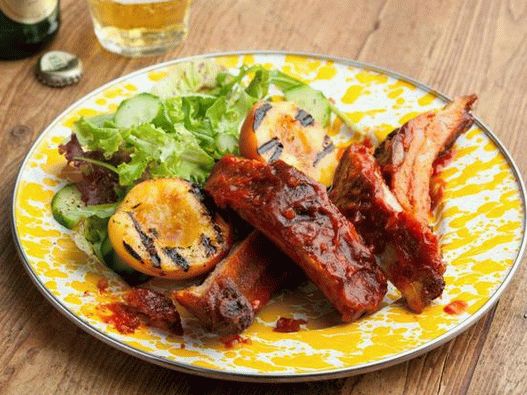 Costelas com molho de churrasco de pêssego