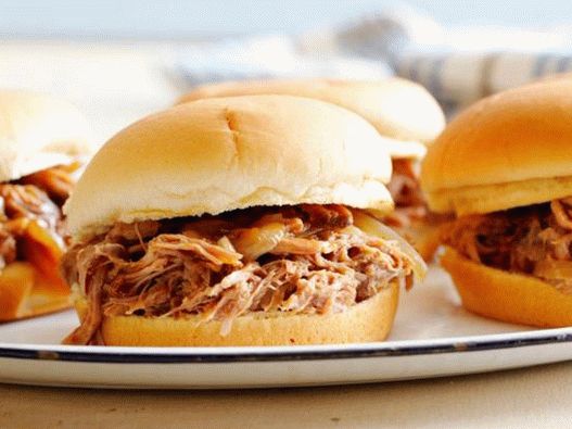 Sanduíches de carne de porco em uma panela lenta
