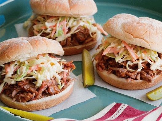 Carne de porco irregular em pãezinhos com salada de Cole Slaw