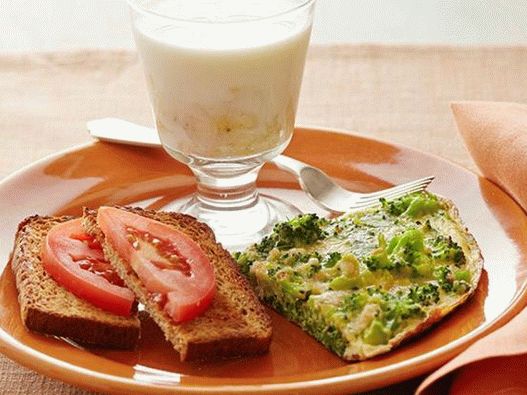 Café da manhã vegetariano: Frittata de brócolis, torrada com tomate e leite de banana