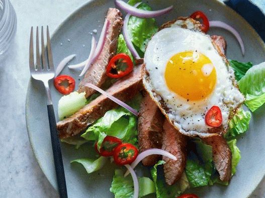 Salada com bife e ovo (dieta paleo)
