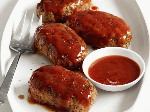 Costeletas de carne em uma panela