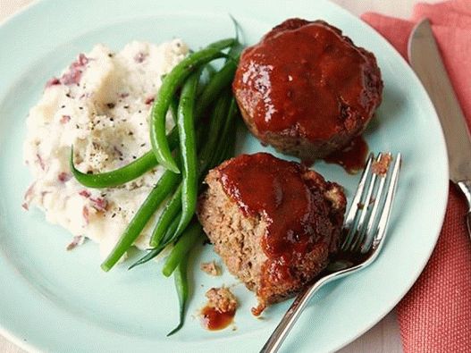 Muffins de carne com molho barbecue