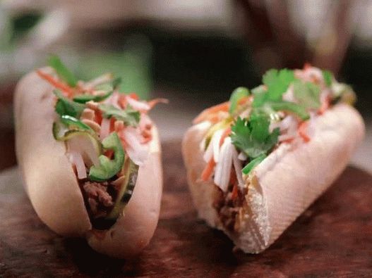 Sanduíche vietnamita com carne picada e legumes em conserva
