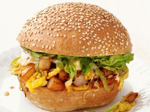 Sanduíches com ovos e batatas