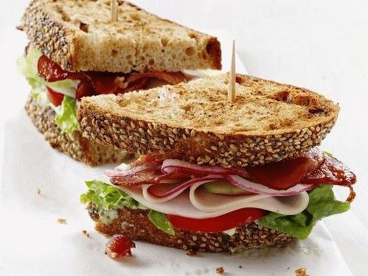 Sanduíches de peru, abacate e salada de alface