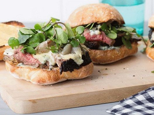 Sanduíche com carne, queijo azul e cebolinha