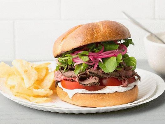 Sanduíche com rolo de carne e manteiga