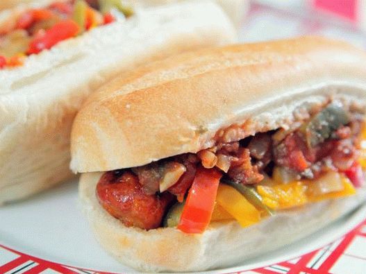 Cachorro-quente com chouriço e salsa picante