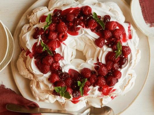 Bolo de merengue - uma grinalda festiva de merengue com frutas