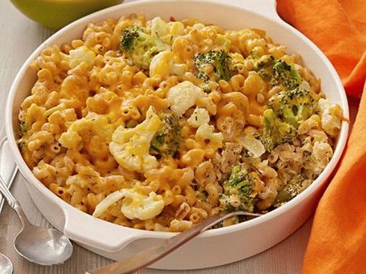Macarrão com queijo com brócolis e couve-flor