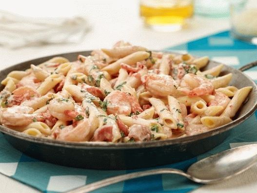 Penne com camarão e molho cremoso com ervas