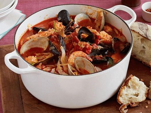 Sopa de frutos do mar com erva-doce