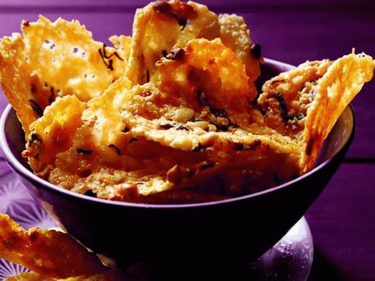 Lascas de queijo com pinhões