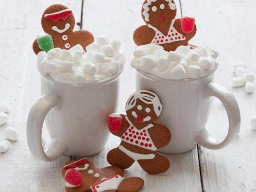 Homens de gengibre em um redemoinho de chocolate quente