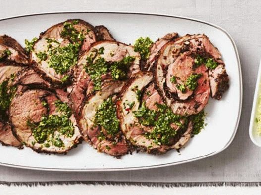 Rolo de carne de cordeiro recheado com azeitonas com salsa verde