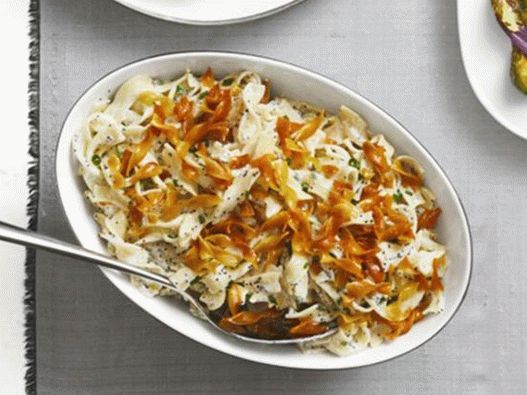 Macarrão de ovo com sementes de papoila