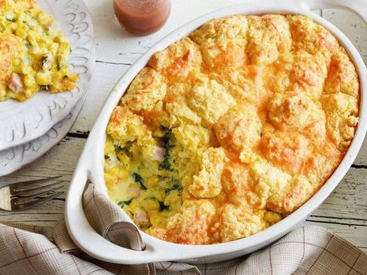 Caçarola de milho com presunto e couve no café da manhã