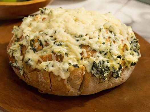Foto do prato - pão de queijo com molho de alcachofra e espinafre