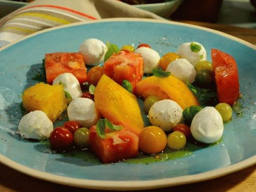 Foto do prato - Caprese com tomate e mussarela bocconchini
