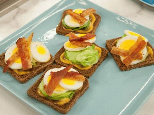 Foto do prato - Mini-crostini com ovo e bacon