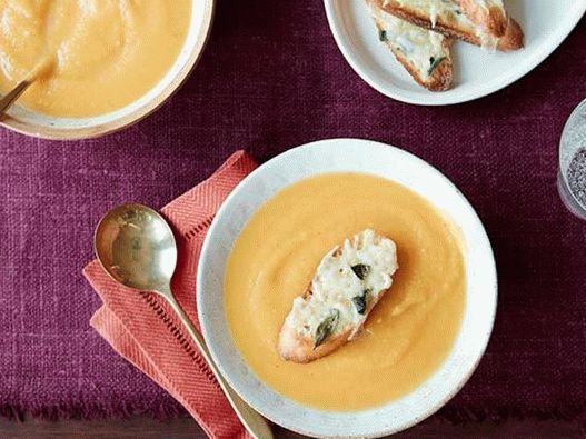 Sopa de purê de abóbora com molho crostini e queijo fonte