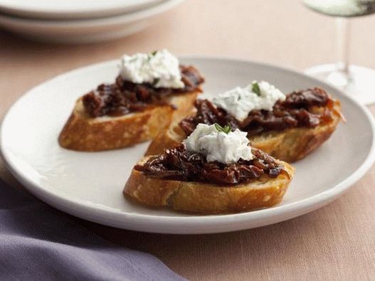 Crostini com compota de tomate seco ao sol