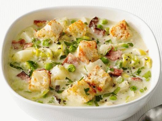 Sopa de cebola com purê de batatas e bacon
