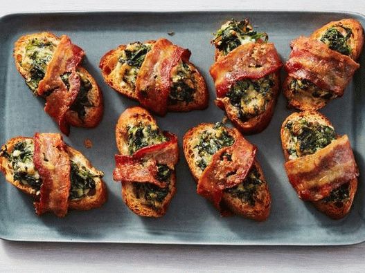 Crostini de espinafre embrulhado em bacon