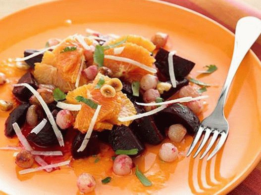 Salada de beterraba e laranja com molho de nozes