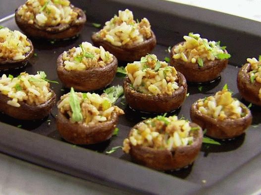 Tampões de cogumelos recheados com arroz de gengibre e carne picada
