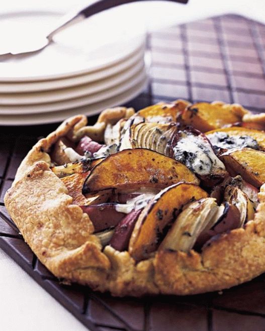 Torta Galette com abóbora, queijo azul e tomilho