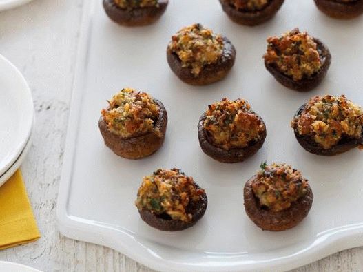 Cogumelos recheados com carne de porco picada e legumes