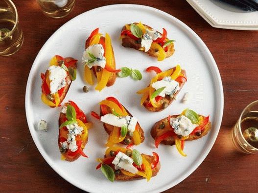 Bruschetta com pimentão e gorgonzola