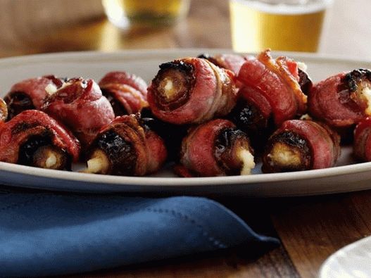 Datas recheadas com ricota embrulhada em bacon
