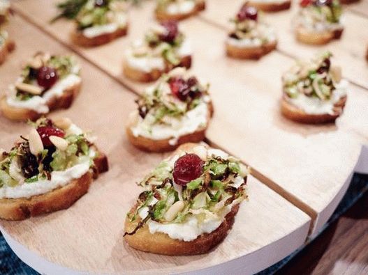Crostini com couve de Bruxelas assada