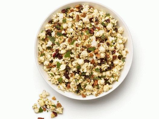 Pipoca picante com nozes, ervas e cranberries secas