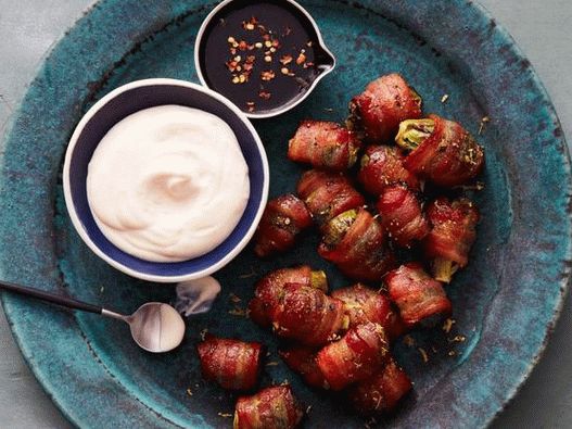 Couve de Bruxelas embrulhada em bacon com molho de limão