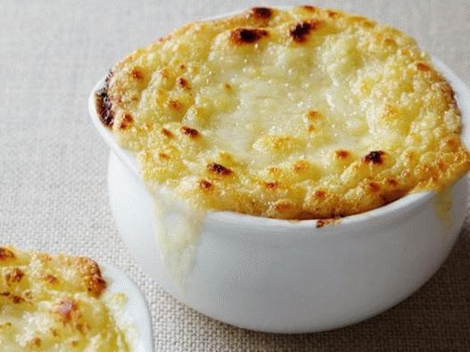 Sopa de cebola francesa sob uma tampa de pão