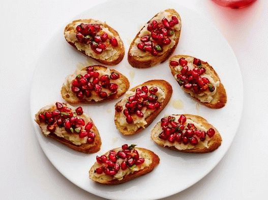 Crostini com feijão branco e romã