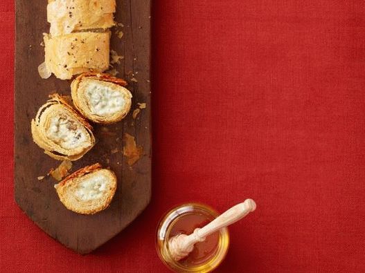 Strudel recheado com queijo azul e nozes
