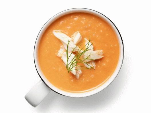Sopa de tomate com erva-doce e carne de caranguejo