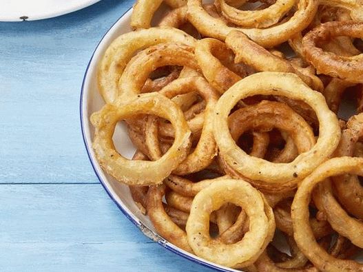 Foto anéis de cebola de batata frita em massa de cerveja