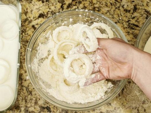 Mergulhe os anéis de cebola em um recipiente