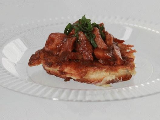 Foto panquecas de cebola com frango em molho tandoori