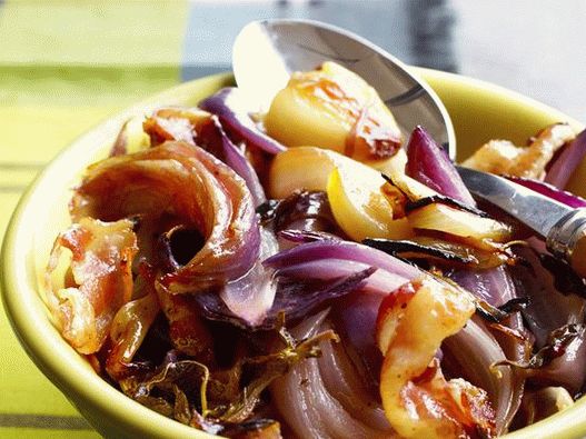 Foto salada de cebola em papel alumínio