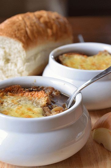 Foto sopa de cebola com croutons de queijo em panelas em irlandês